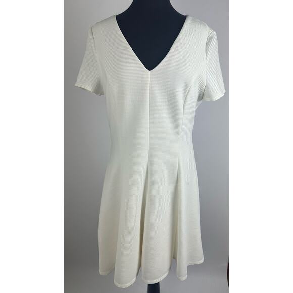 Hutch Size XL Vicki White Ribbed Fit and Flare Textured V-Neck Anthropologie - Picture 2 of 9